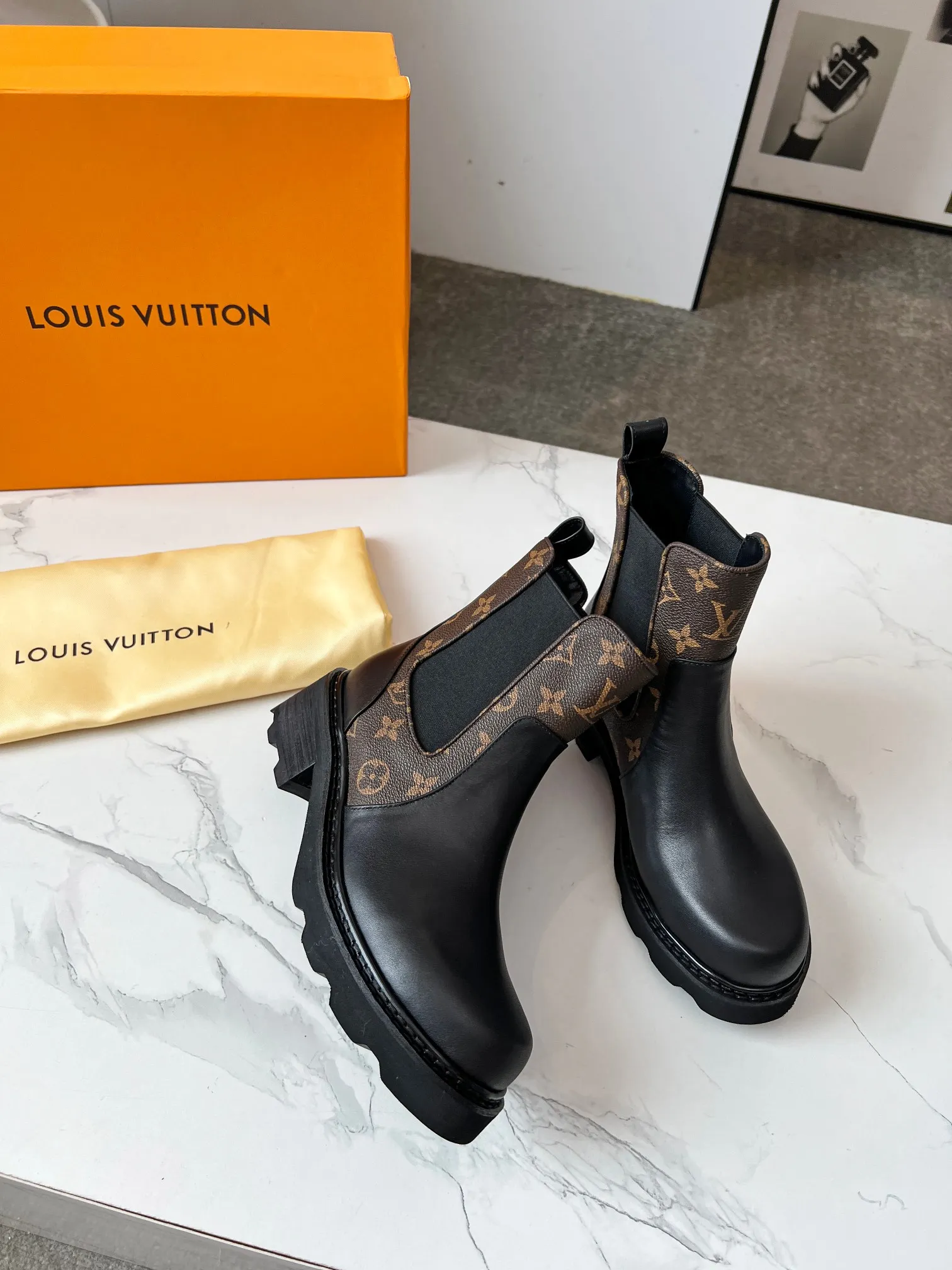 👟👟Ex-factory price 540👟👟 LOUS VUITON 🔥🔥🔥️ The latest short boots model from Louis Vuit 2025 official website, official website 💯 original version 1:1. LV Beaubourg uses calfskin to present a Chelsea-style upper, with a lightweight thick sole. Monogram canvas trim and contrast stitching outline the elastic side panels and seams respectively, cleverly interpreting the balance of strength and softness. It is a fashionable short boot that is comfortable and generous, versatile and very good-looking. Upper: Full-grain calfskin. Lining feet: sheepskin. Color: black/coffee, 35 to 40 yards, (414243 yards can be customized without return or exchange) Bosses are welcome to place orders